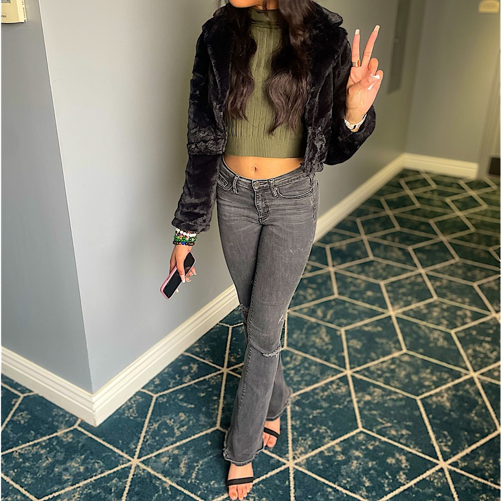 Size: Small Black Faux Fur Cropped Jacket 🖤
